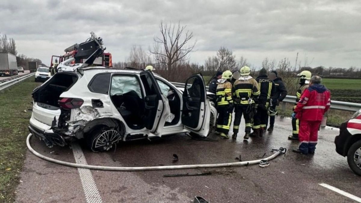 BMW перекинувся на трасі Київ – Харків: двоє загиблих, одна поранена Рятувальники стоять біля BMW X5 після аварії на трасі Київ-Харків