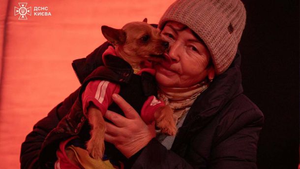 Для постраждалих після нічної ракетної атаки на Солом'янський район розгорнуто два пункти допомоги Літня жінка обнімається з песиком, який у неї на руках
