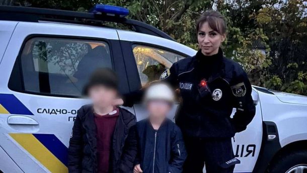 На Київщині попрощаються з 27-річною Анною, яка загинула, рятуючи сина під час російського удару Поліцейська поруч із двома маленькими дітьми біля службового автомобіля