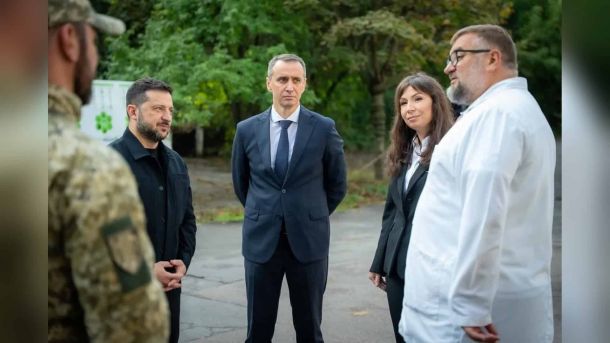 Зеленський відвідав пологовий №2 у Києві, пошкоджений атакою Зеленський відвідав пологовий будинок у Києві, пошкоджений обстрілом, і нагородив медиків