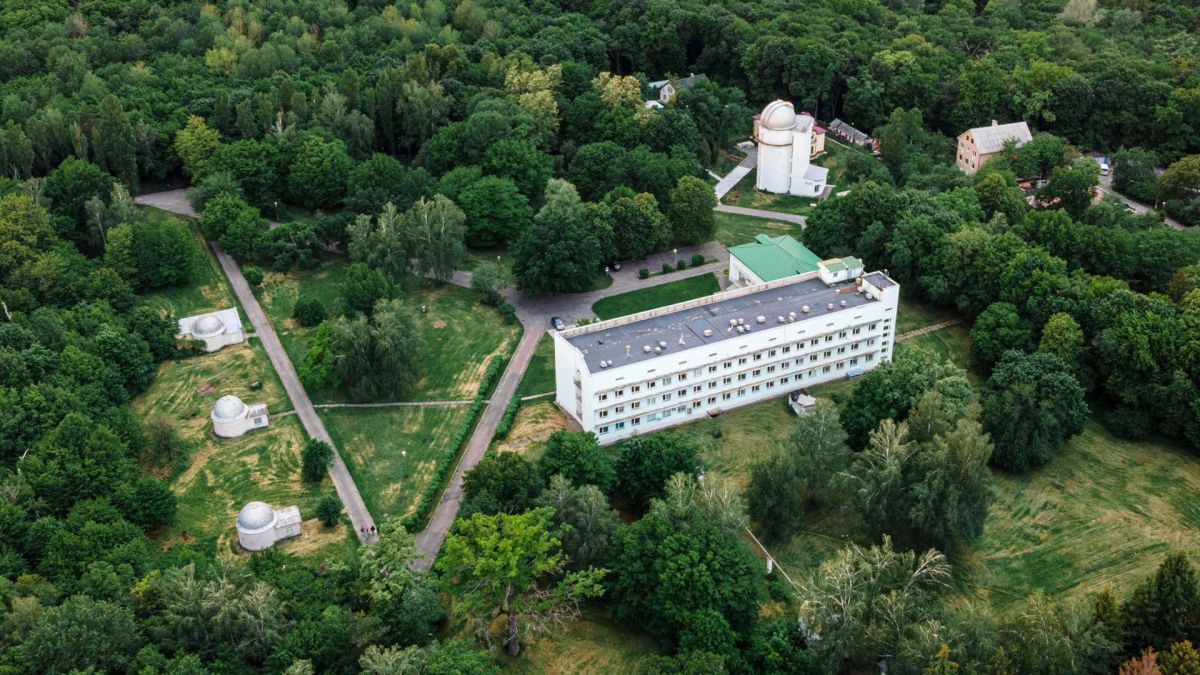 Суд відклав справу щодо забудови обсерваторії у Голосіївському лісі Аерофотозйомка території Голосіївської астрономічної обсерваторії з куполами телескопів та адміністративною будівлею серед зеленого лісу