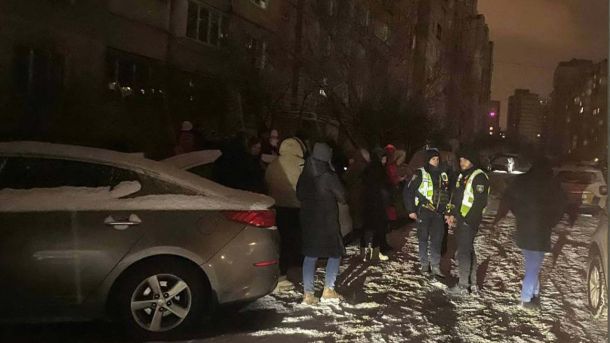 На Троєщині 600 будинків без тепла й світла: де обігрітися Поліцейські поряд з групою схвильованих мешканців