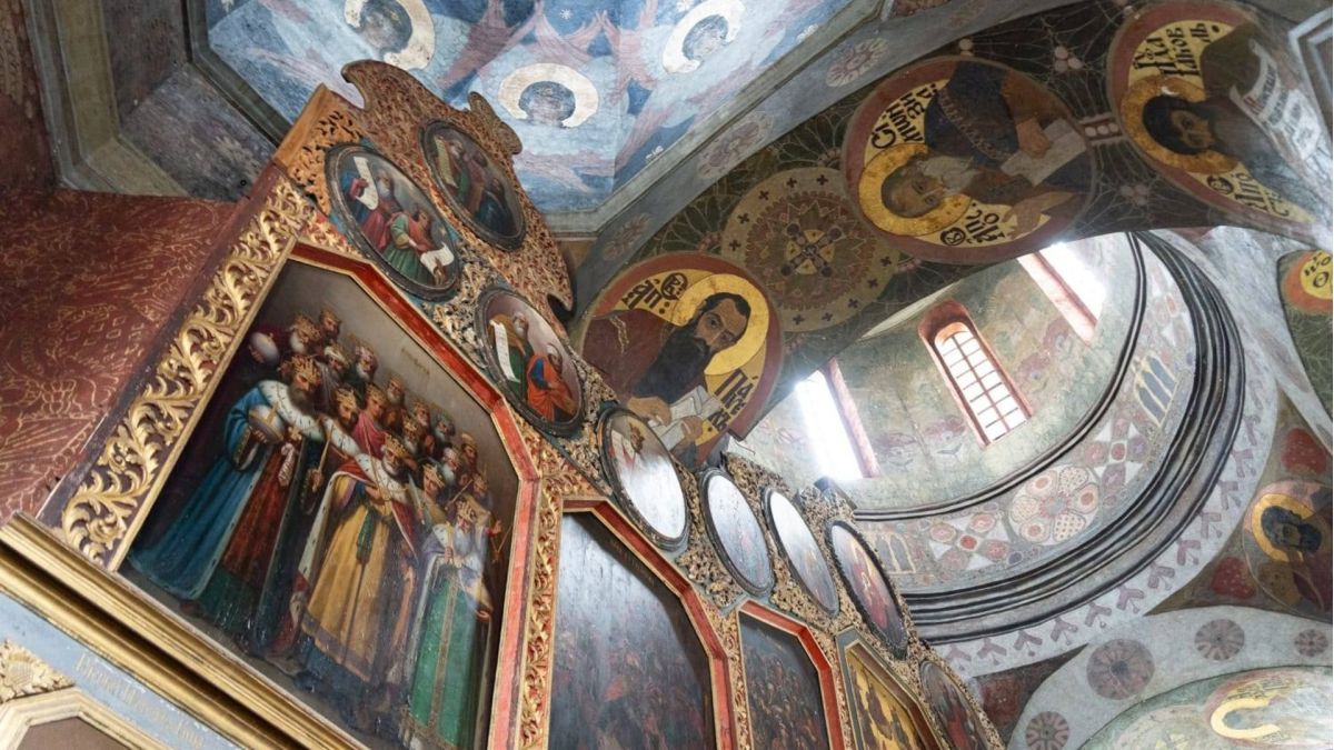 ЮНЕСКО допоможе відреставрувати Церкву Всіх Святих у Києво-Печерській лаврі Розписи та фрески інтер'єру Церкви Всіх Святих над Економічною брамою у Києво-Печерській лаврі, іконостас та стінопис початку XX століття