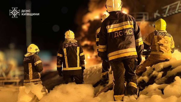 Атака дронів на Київщині: двоє постраждалих у двох районах (оновлено) Рятувальники ДСНС Київщини гасять пожежу після ворожого обстрілу Бориспільського району 4 червня
