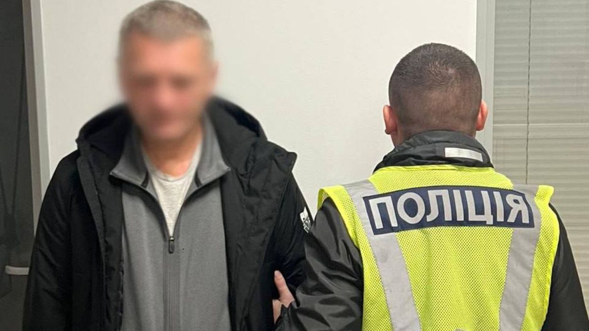 «Сказав, що підвезе додому і зґвалтував»: поліція затримала киянина Поліцейський в жовтій жилетці тримає під руку підозрюваного