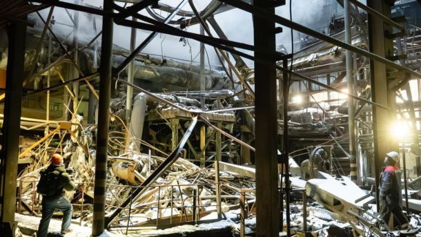 «Будинок для вдів» на Покровській: притулок 1892 року — тепер офіс Нацбанку Енергетики працюють на електричних мережах у складних погодних умовах для відновлення електропостачання населення