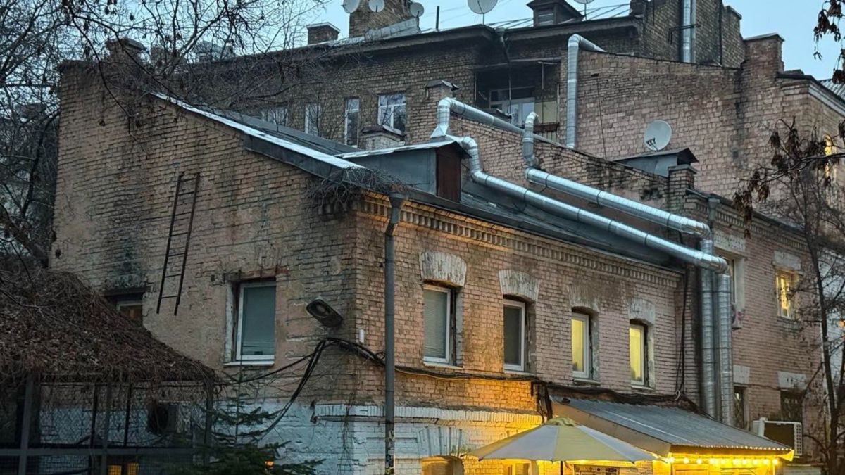 Кличко зупинив забудову «Дворика з воронами» на Рейтарській Основна частина історичної будівлі з боку «Дворика з воронами»