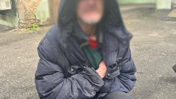 У Шевченківському районі чоловік розтрощив цеглиною Land Rover У Шевченківському районі чоловік розтрощив цеглиною Land Rov