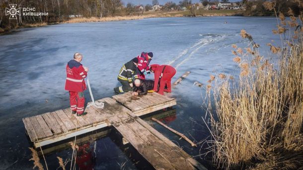 На Бучанщині зі ставка дістали двох людей: обох госпіталізовано Рятувальники ДСНС Київщини дістають постраждалих зі ставка між Микуличами та Немішаєвим на Бучанщині