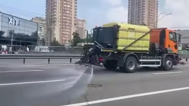 У Києві купатися заборонено, але вода на пляжах — безпечна за показниками У Києві купатися заборонено, але вода на пляжах — безпечна за показниками