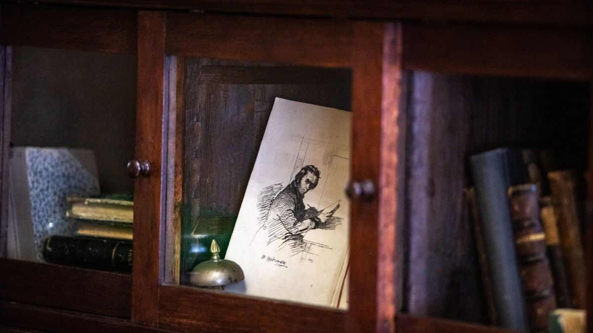 У Києві пройдуть заходи до 65-річчя Шевченківської премії Дерев'яна вітрина з книгами та чорно-білим малюнком людини за письмовим столом — експонат до ювілею Шевченківської премії