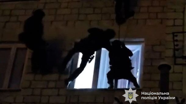 Тиждень у Києві: 8 тривог, 1200 дронів для бригади та дистанційне навчання Бійці спецпідрозділу поліції на мотузках спускаються вздовж стіни будинку та проникають у вікно під час нічної спецоперації із затримання агентів