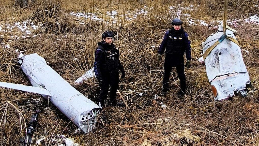 Ігнат підтвердив влучання п’яти балістичних ракет по Київщині — атака стала найпотужнішою з початку року Піротехніки ДСНС України біля виявлених залишків російської крилатої ракети Х-55