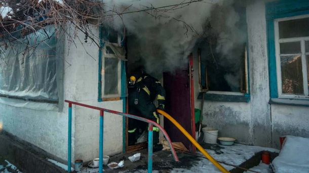 Двоє мандрівників подолали 27 км по замерзлому Київському водосховищу Пожежник гасить полум'я в будинку