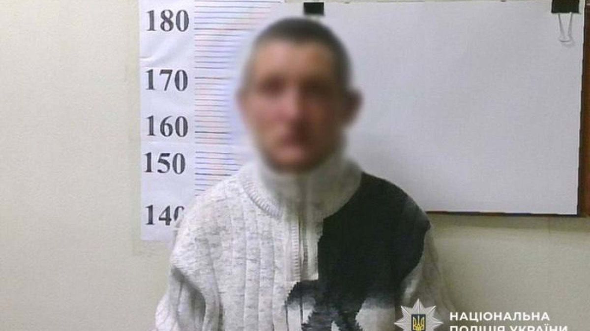 У Києві затримали грабіжника, який вихопив телефон у 76-річного пенсіонера Поліцейські затримують підозрюваного у пограбуванні кав'ярні на вулиці Мілютенка у Деснянському районі Києва