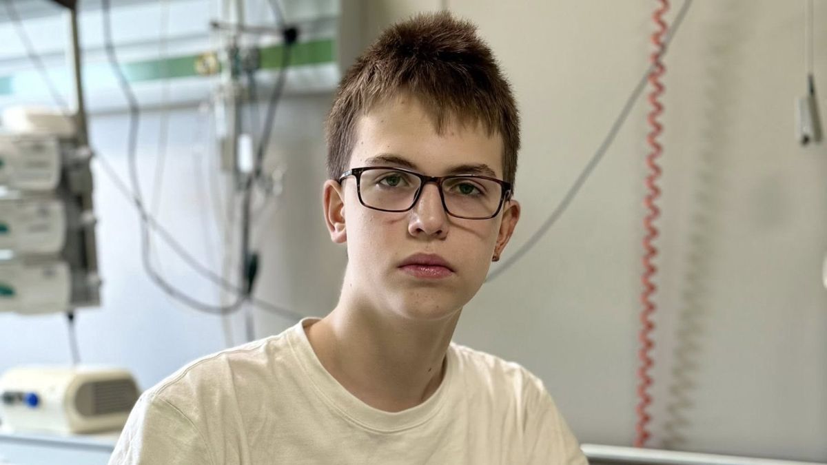 15-річний Іван з Києва вижив після атаки шахеда: мама загинула Хлопчик Іван сидить на ліжку в лікарні, він в окулярах