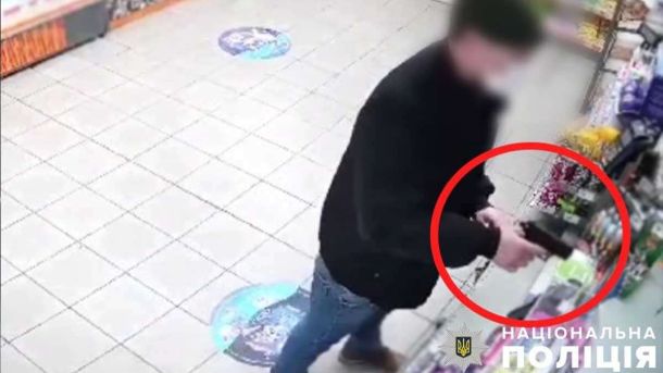 8000 доларів за людину: у Києві судитимуть військових за переправлення ухилянтів людина з пістолетом