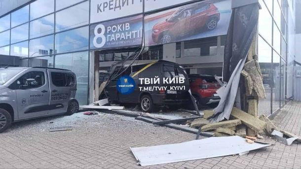 З Русанівського каналу в Києві дістали тіло людини Розбита скляна вітрина автосалону Citroën на вулиці Семена Скляренка в Києві після ДТП з бусом