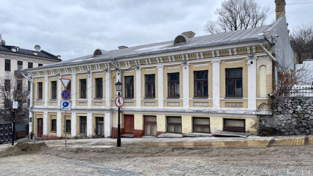 На Білоцерківщині відсторонили реєстратора за привласнення шкільного стадіону Будинок ювеліра Захарія Брезгунова XIX століття на Андріївському узвозі, 5/31 у Києві — реставрація 2026 року