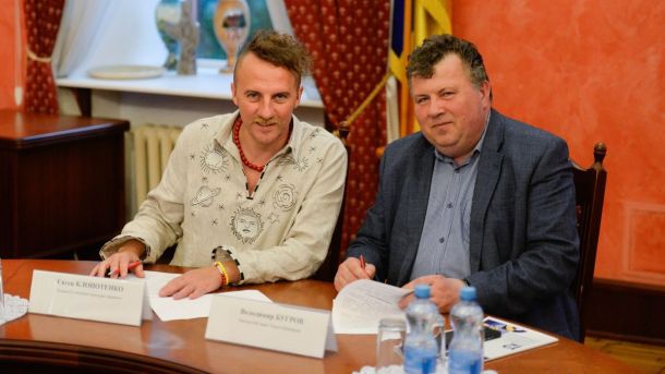 Боярка встановила рекорд: 961 людина одночасно читала вірш Володимира Самійленка Кухар Євген Клопотенко і ректор КНУ Володимир Бугров