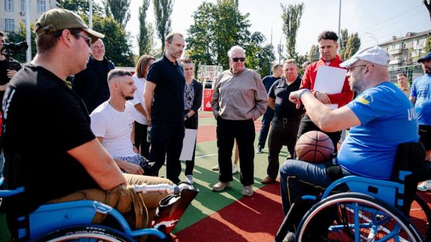 У Києві відновили стадіон «ЛокоЧоко» за підтримки Фонду Говарда Баффета Зустріч Говарда Баффета з ветеранами та людьми з інвалідністю на спортивному майданчику