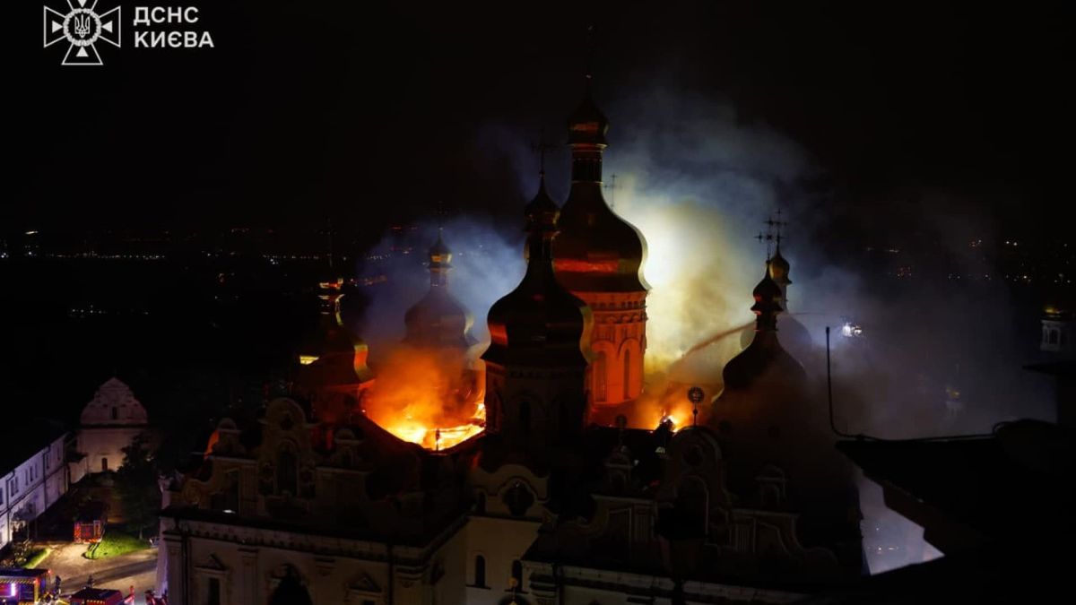 Пожежа на Лаврі та в «Мистецькому арсеналі»: горять 1800 кв. м Пожежа на даху Успенського собору Києво-Печерської Лаври площею 800 кв. м після російського удару по Києву