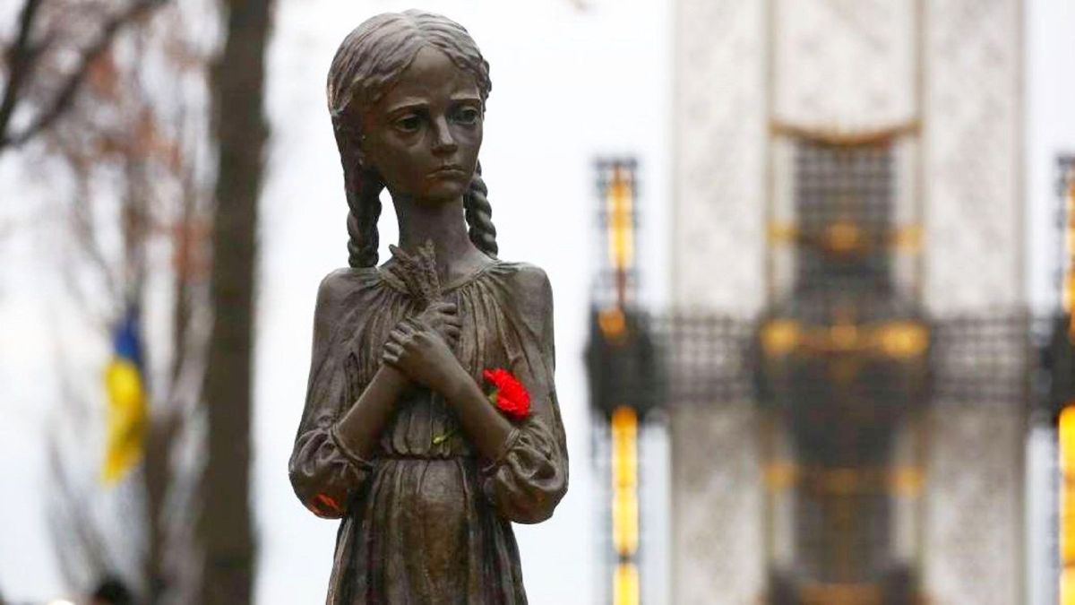 «Свічка пам'яті» 21 листопада: історично-мистецький діалог про Голодомор у Києві Скульптура дівчинки з колосками в руках на території Національного музею Голодомору-геноциду