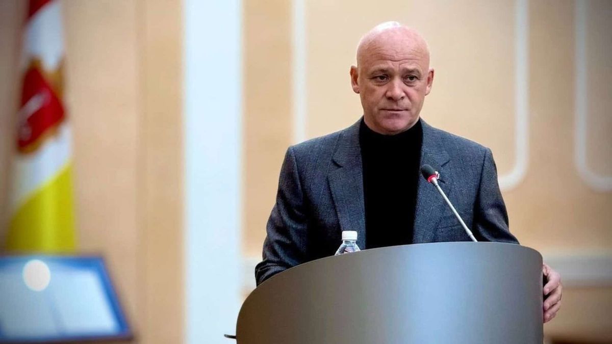 Суд у Києві 31 жовтня обере запобіжний захід Труханову Тодішні мер Одеси Геннадій Труханов стоїть біля трибуни для виступів в міськраді