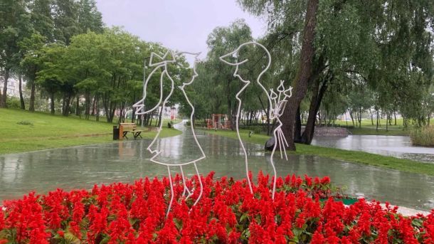 Виставку Івана Марчука в Музеї Києва продовжено до червня 2026 року Металева скульптура дівчинки і хлопчика на тлі квітучих сальвій у парку з водними об'єктами на Троєщині вздовж проспекту Романа Шухевича