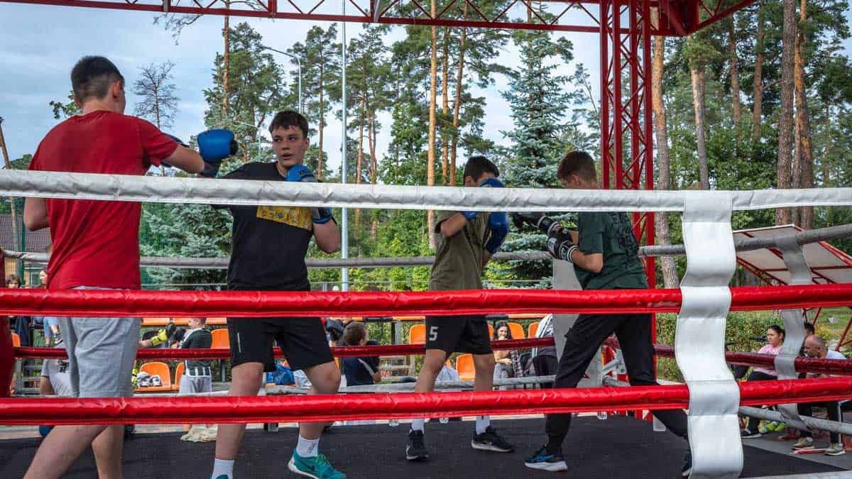 У Бучі пройшов Ярмарок спорту: понад 100 учасників і десятки майстер-класів чотири хлопчики боксують у рингу