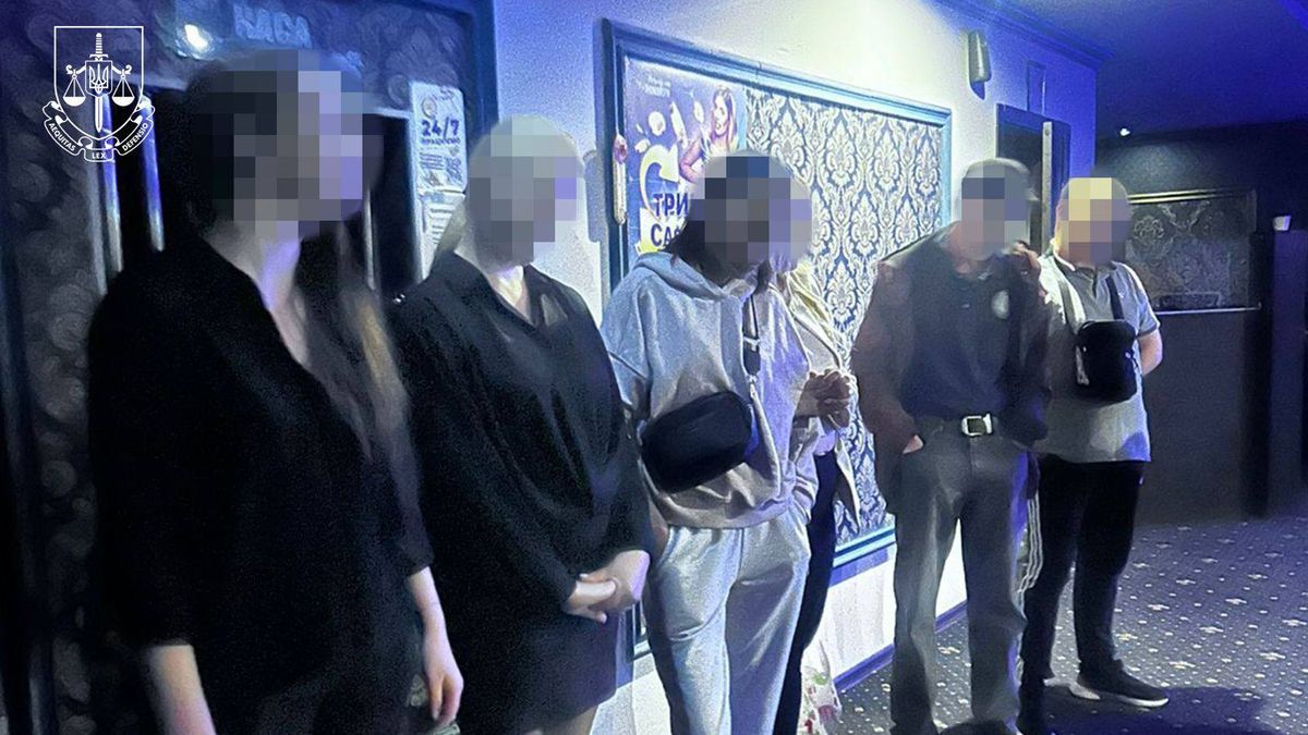 У Києві викрили групу, що контролювала понад 20 незаконних гральних закладів Група людей стоїть уздовж стіни під час перевірки нелегального казино.