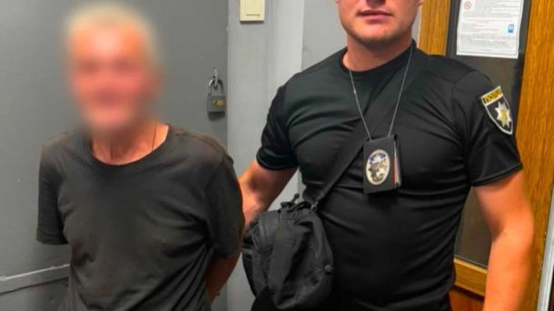 У Києві затримали рецидивіста, який пограбував перехожого на Лобановського Автобусна зупинка на вулиці Госпітальній у Печерському районі Києва, де 61-річний чоловік вдарив 44-річну жінку в обличчя