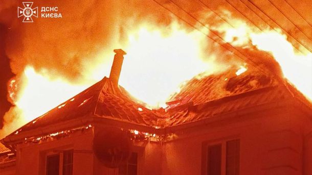 На Київщині згорів дах приватного будинку: рятувальники гасили понад 2 години Пожежа в будинку, велике полум'я на даху