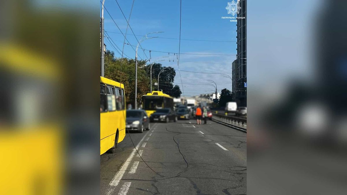 На Вадима Гетьмана затримуються тролейбуси №22к, 27, 30 і 42 Ускладнення руху на вулиці Вадима Гетьмана в Києві через пошкодження лінії електромережі в напрямку вулиці Ушинського