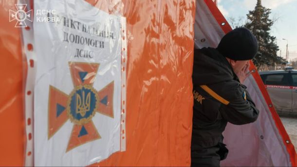 У Пущі-Водиці 90 людям роздали 10 га заповідного лісу Рятувальник ДСНС надає допомогу постраждалій після ворожої атаки на Київ