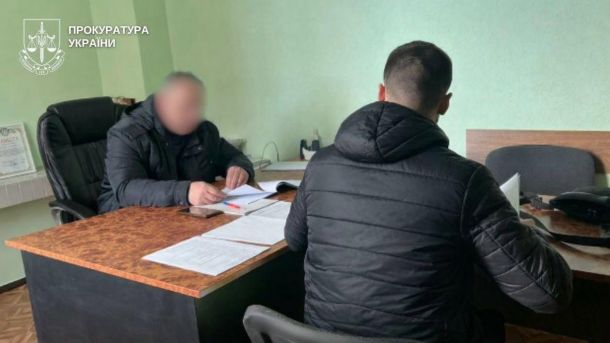 10 000 доларів за зняття з розшуку в «Оберіг»: на Київщині затримали офіцера-хабарника Прокурор вручає підозру заступнику начальника КП «ШЕУ Деснянського району» у службовому кабінеті