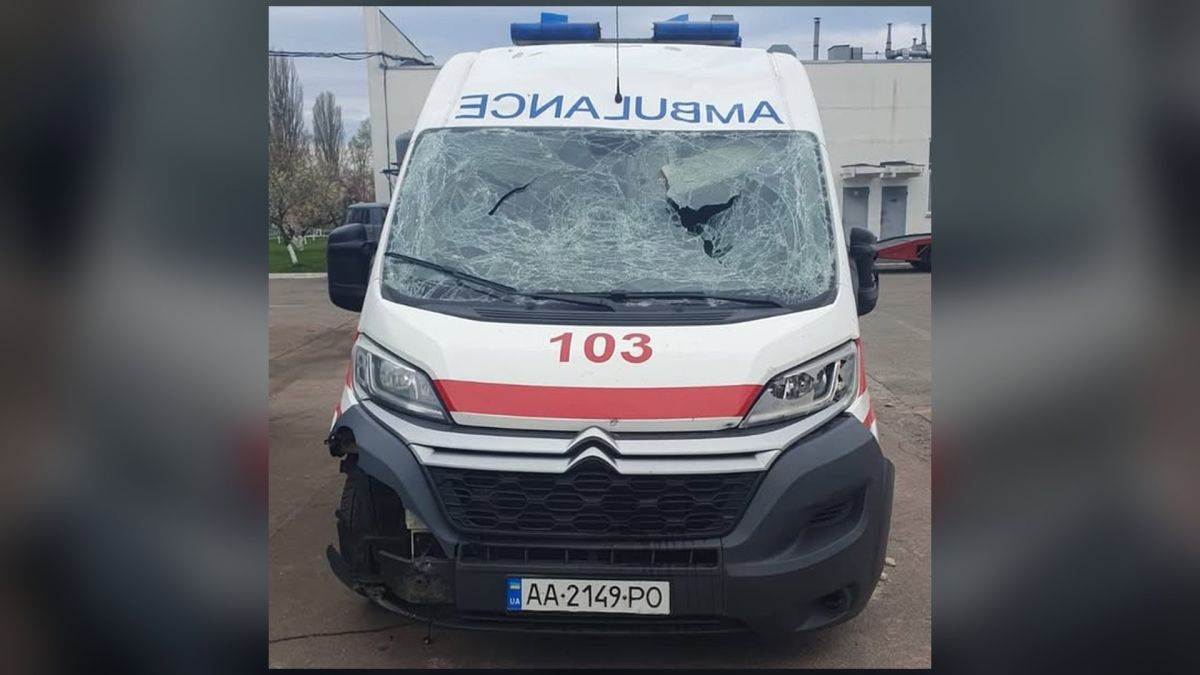 Повторний удар по медиках у Києві 16 квітня: троє поранених Пошкоджена машина швидкої медичної допомоги з розбитим лобовим склом і написом 103 після повторного російського удару у Києві 16 квітня 2026 року
