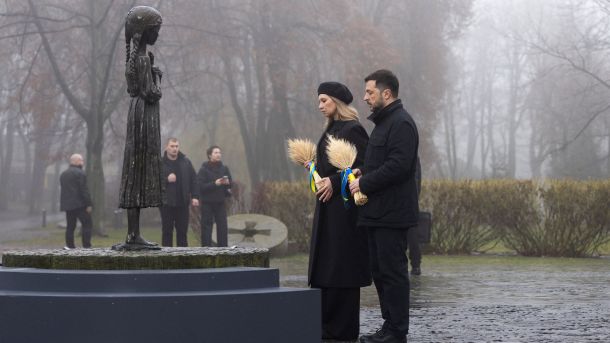 Інцидент біля Деснянського ТЦК: військовий вдарив по авто після нападу цивільного Президент України Володимир Зеленський та перша леді Олена Зеленська кладуть колоскові композиції до монумента «Гірка пам'ять дитинства»