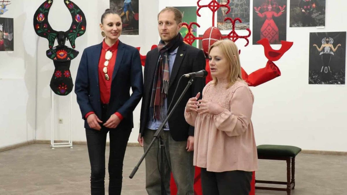У галереї «Хлібня» відкрилася виставка «Кодифікація художнього всесвіту» Організатори та куратори на відкритті виставки «Кодифікація художнього всесвіту» у галереї «Хлібня» в Києві на тлі арт-об'єктів