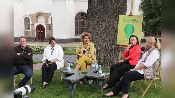 У Софії Київській шукали формулу культурного впливу України У саду Національного заповідника «Софія Київська» в межах фестивалю «Bouquet Kyiv Stage» відбулися чергові «Бесіди під ясенем» — дискусія про культурн