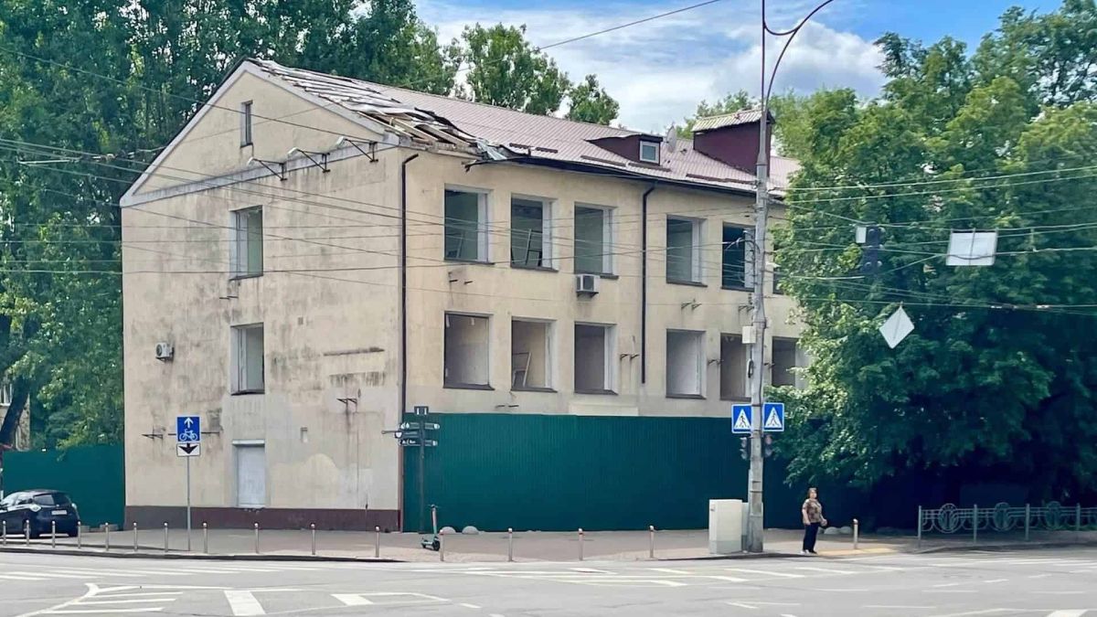 На Печерську зносять історичне училище зв'язку під будівництво 80-метрового ЖК Історична будівля колишнього училища зв'язку 1930-х років на вулиці Князів Острозьких, 43/11 у Києві з частково розібраною покрівлею