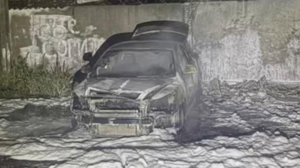 За тисячу доларів підпалив авто військового: затримано іноземця Спалене авто ЗСУ вночі
