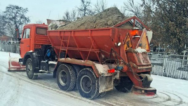 24 січня, була пошкоджена історична будівля фабрики Roshen Вантажівка з сумішшю проти ожеледиці стоїть на дорозі