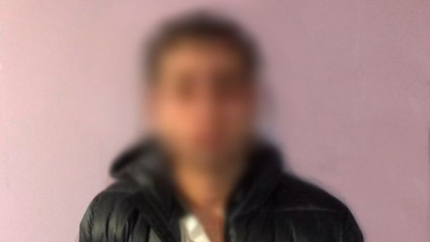 Стрілок з Голосієва отримав 4 роки в'язниці за поранення сусіда Один із затриманих підозрюваних в чорній куртці на тлі стіни