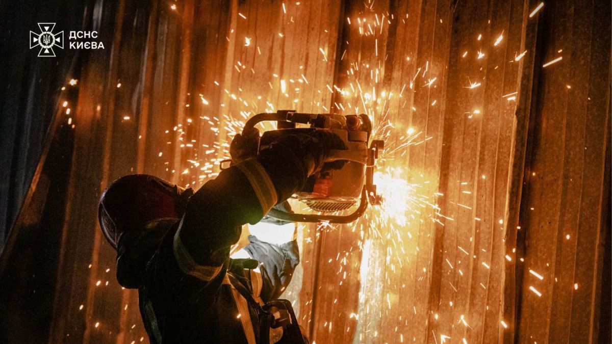 Рік на межі можливостей: ДСНС підбила підсумки 2025 Пожежник використовує циркулярну пилу щоб розпилити металеву огорожу