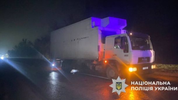 Таксі можуть дозволити вночі: у Києві готують рішення Вантажівка на дорозі уночі