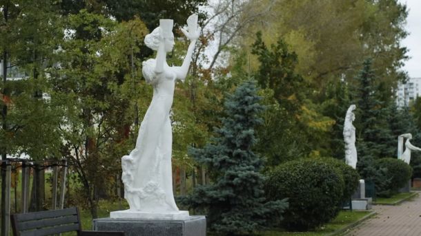 ТЦК Києва прокоментував скандальні фото з розподільчого центру Біла мармурова скульптура жінки в довгій сукні, що стоїть у парку серед зелених дерев