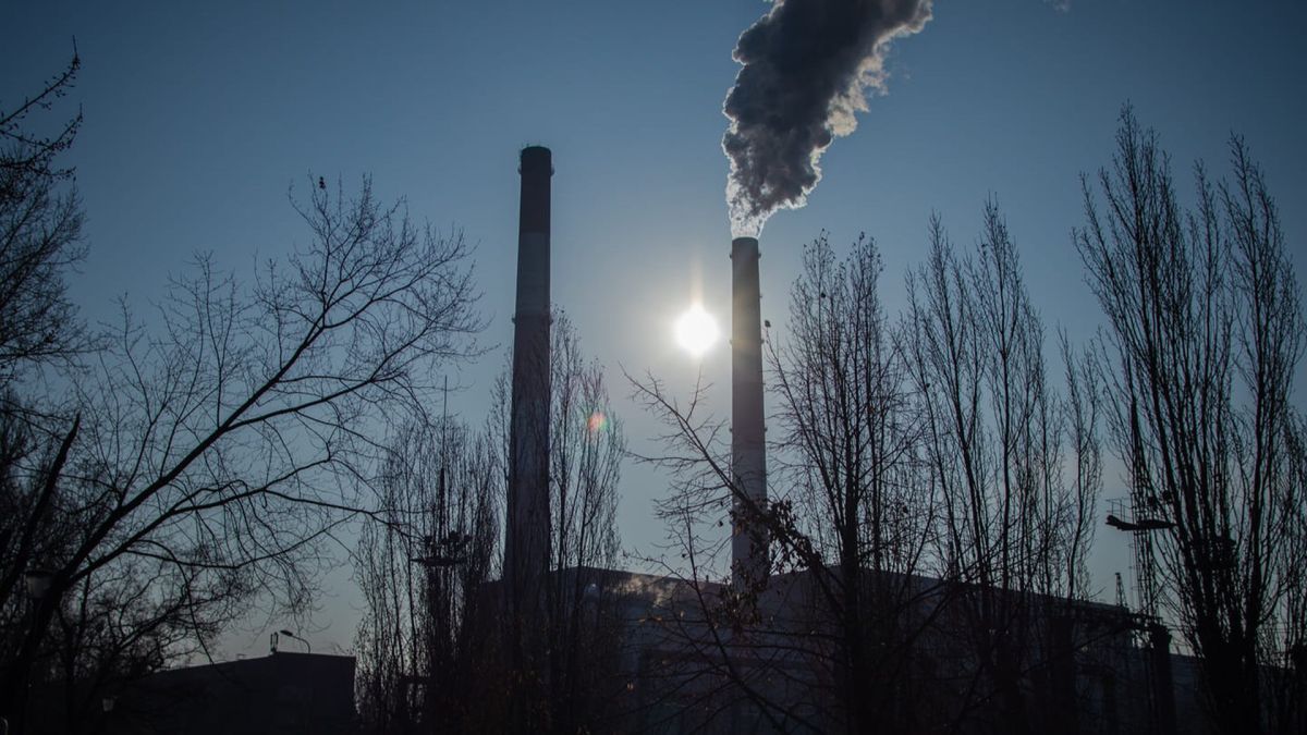 Уряд скоротив опалювальний сезон: старт з 1 листопада (спростовано) Дві труби ТЕЦ