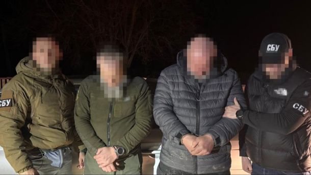 СБУ та поліція ліквідували 10 схем ухилення від мобілізації Слідчі дії під час затримання організаторів схем ухилення від мобілізації — СБУ і поліція
