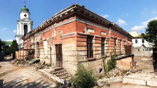 МВС закликає киян підготувати запаси води та їжі через загрозу нових обстрілів У занедбаному стані Будинок Артинова